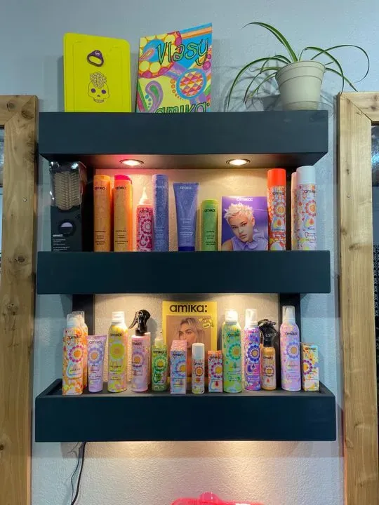 https://cdn.salonspotlight.com/photos/Zu760lp12uD7Lw8LV0SM/2e0b0ffb-4264-4e4d-8fce-a557a85184b9_720x720