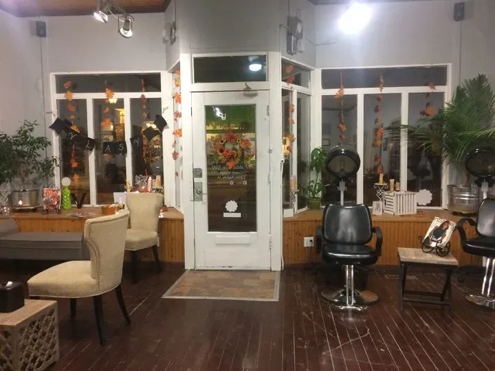https://cdn.salonspotlight.com/photos/Zu760lp12uD7Lw8LV0SM/4cc98b95-7377-4fd6-8840-f5e8c33b759c_720x720