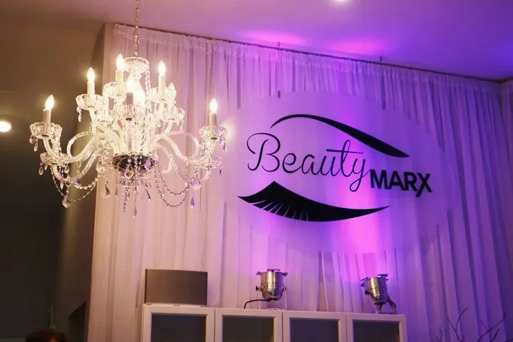 https://cdn.salonspotlight.com/photos/Zyr8rWchrjmcCCaUQ0wl/91c8c9af-0b13-4dae-a327-64fcf8d27bbe_720x720