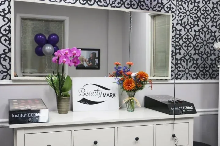 https://cdn.salonspotlight.com/photos/Zyr8rWchrjmcCCaUQ0wl/e633d0c4-39ae-4d43-b4ce-f9b7ff0cd903_720x720