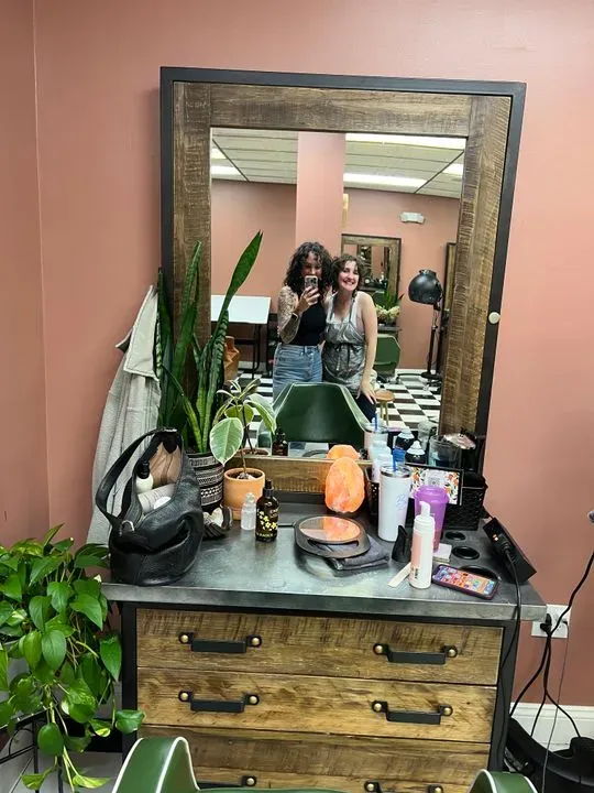 https://cdn.salonspotlight.com/photos/a0DkRjG3FRUvTBZ3g2Ls/4fe64189-7c57-4c00-8e0d-0315a969f01d_720x720
