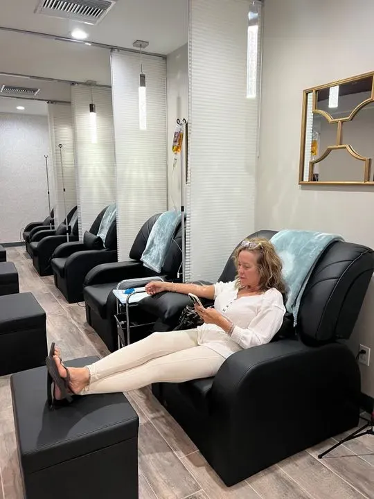 https://cdn.salonspotlight.com/photos/a0GufQvSFIvr63AaktKV/3afc7216-c412-490d-aba9-1db4920c65eb_720x720
