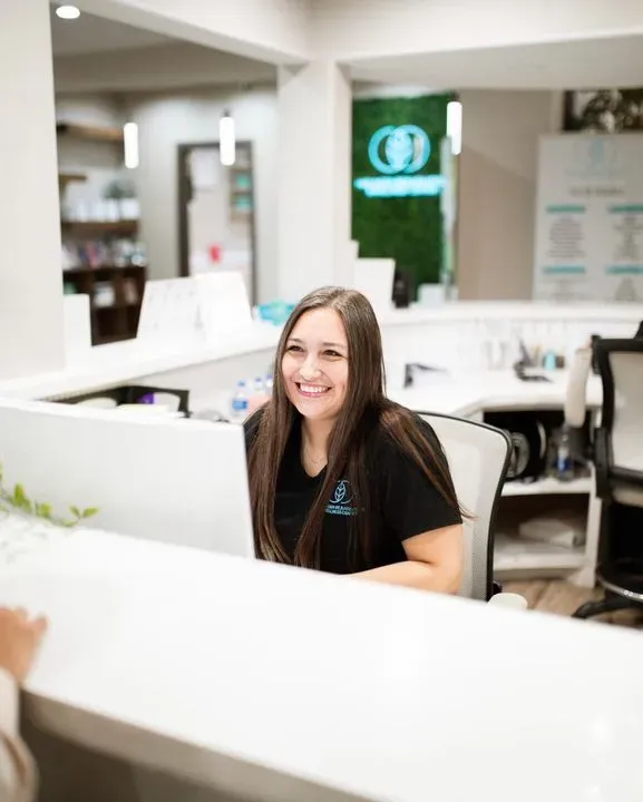 https://cdn.salonspotlight.com/photos/a0GufQvSFIvr63AaktKV/5d621414-c68f-4c94-b1a3-1b2d753c1799_720x720