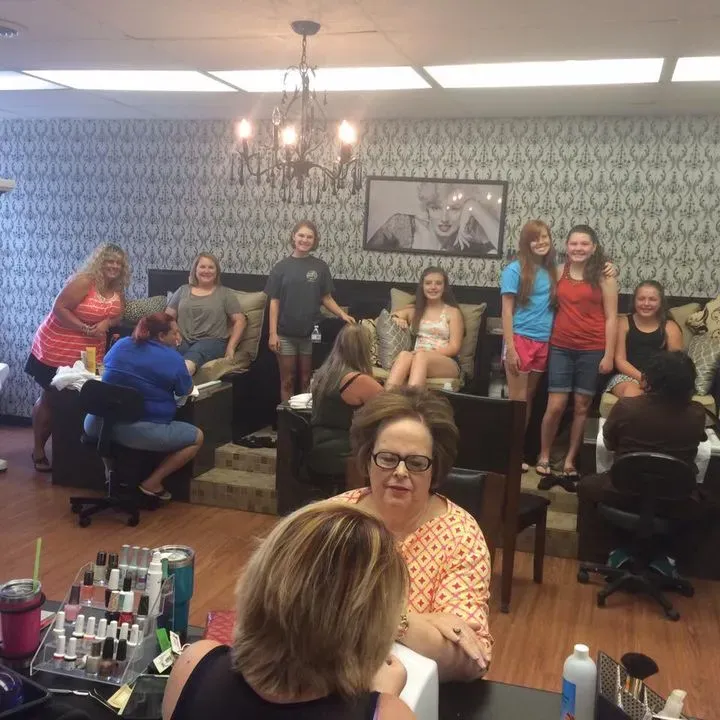 https://cdn.salonspotlight.com/photos/a2JAazp0RoqtJ9gVUAG4/cde29fe7-3ff9-4c30-9485-65dde6cd8874_720x720