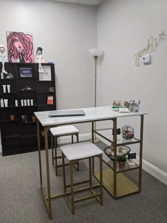 https://cdn.salonspotlight.com/photos/a4Iwufap0F5KmhE6KW3Z/74c5f30d-e9ba-42f9-a4c8-4538afd84640_720x720
