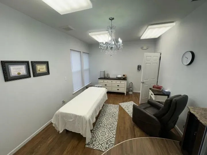 https://cdn.salonspotlight.com/photos/a8ImAwRxGBmOsLbVQfeL/468974ad-643f-4155-9af3-7cb642ee528d_720x720