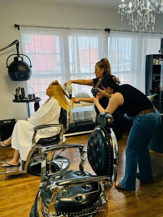 https://cdn.salonspotlight.com/photos/a8ImAwRxGBmOsLbVQfeL/fa0a22cd-f74c-4948-b1c4-bae0b544028b_720x720