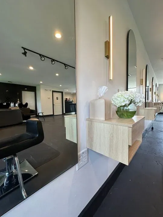 https://cdn.salonspotlight.com/photos/a9I8TU4q1rsX8QjKa0Mu/17ca1e5b-192c-4c9c-bbab-d43654a34fa4_720x720