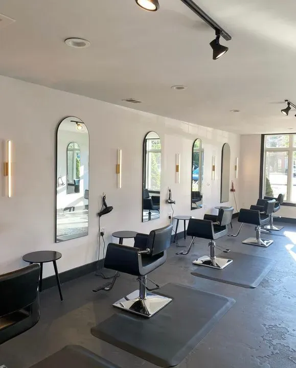 https://cdn.salonspotlight.com/photos/a9I8TU4q1rsX8QjKa0Mu/cd04c604-6395-4699-a345-562a4e35a653_720x720