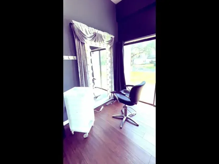 https://cdn.salonspotlight.com/photos/aBiKmNFFPMk3DQPSPugg/32f86bf9-2f1e-48d1-b271-d4abd1648a51_720x720