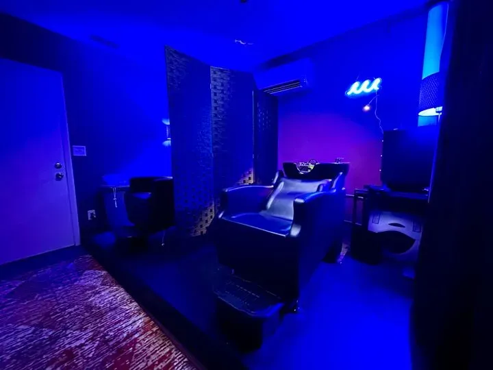 https://cdn.salonspotlight.com/photos/aBiKmNFFPMk3DQPSPugg/8a967bd0-a67e-43f4-90fe-6fcc7c6b4470_720x720