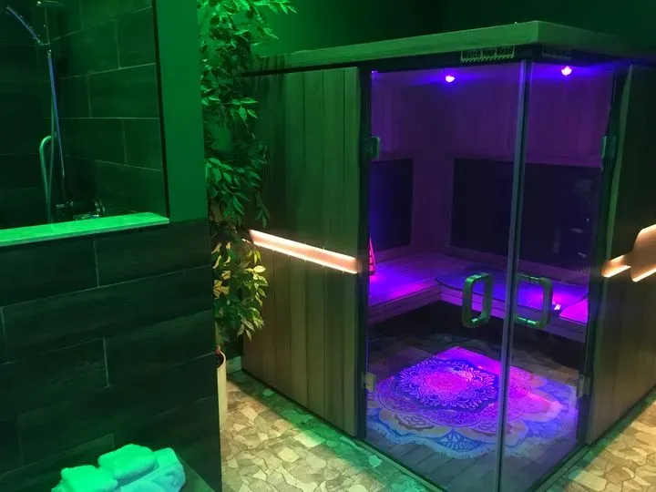 https://cdn.salonspotlight.com/photos/aBw79ty5mXYC6Df1jdPu/6bc42fd3-a9cb-469a-b8d9-22488ff1e8cf_720x720