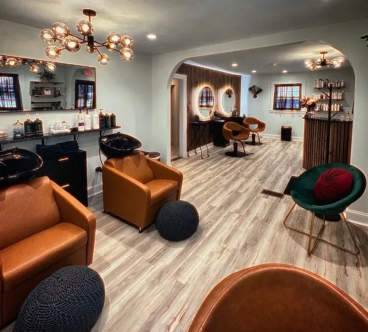 https://cdn.salonspotlight.com/photos/aDduNZlQL2HopPpfGxWc/0fc0a705-5959-406c-bd24-49a3aed2dde8_720x720