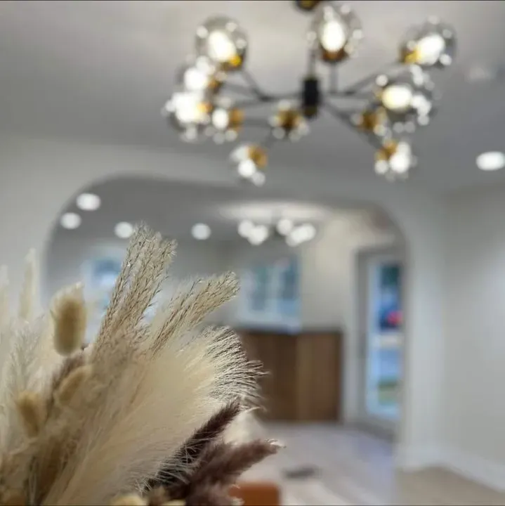 https://cdn.salonspotlight.com/photos/aDduNZlQL2HopPpfGxWc/4bbeb857-9dd7-4e53-b56d-b07c3fd7e7e4_720x720