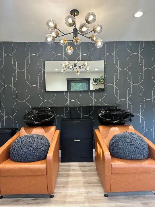 https://cdn.salonspotlight.com/photos/aDduNZlQL2HopPpfGxWc/ed2e4e7d-a623-4783-a77f-e3f4b857357d_720x720