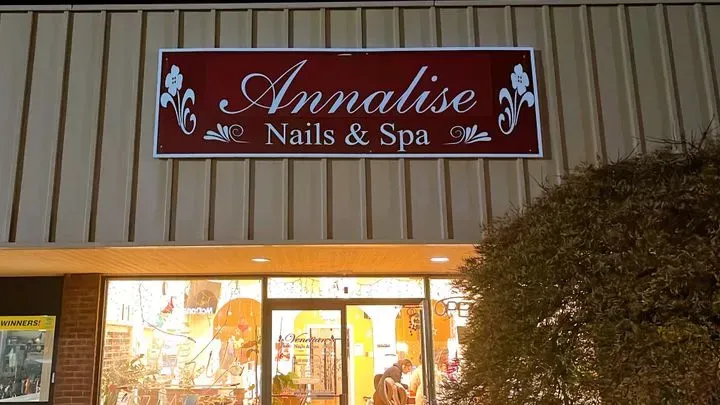https://cdn.salonspotlight.com/photos/aDpbDlCcN16Ykp0q2o85/efa61c36-b1d0-4486-b78c-34827449e408_720x720