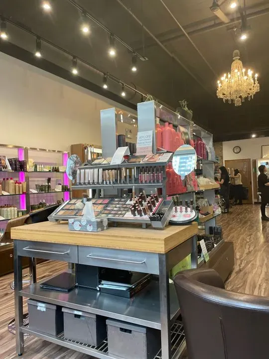 https://cdn.salonspotlight.com/photos/aECVdFUWJ2W4LJddzXVe/c05e4472-796e-4fdf-bbef-e69ae16a8988_720x720