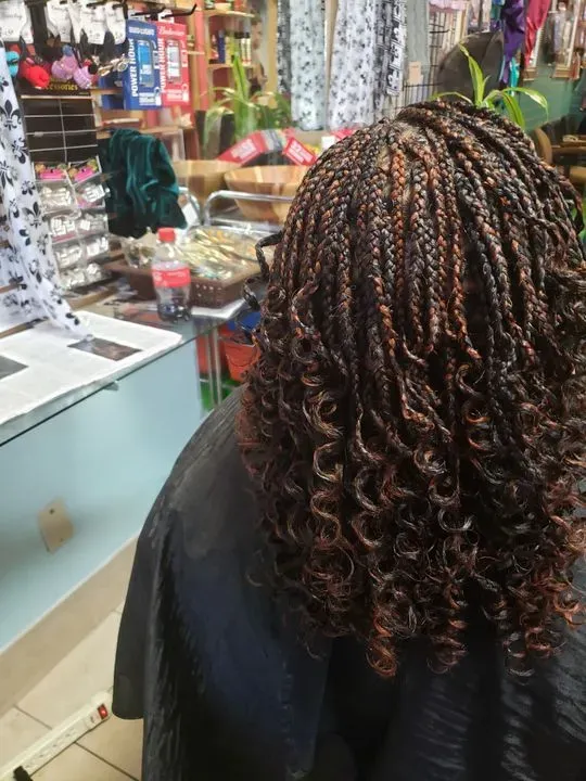 https://cdn.salonspotlight.com/photos/aFaWtgqp9Ozkca1eTH9S/42e3b4b1-63f0-4ba1-af8c-79830893a36d_720x720
