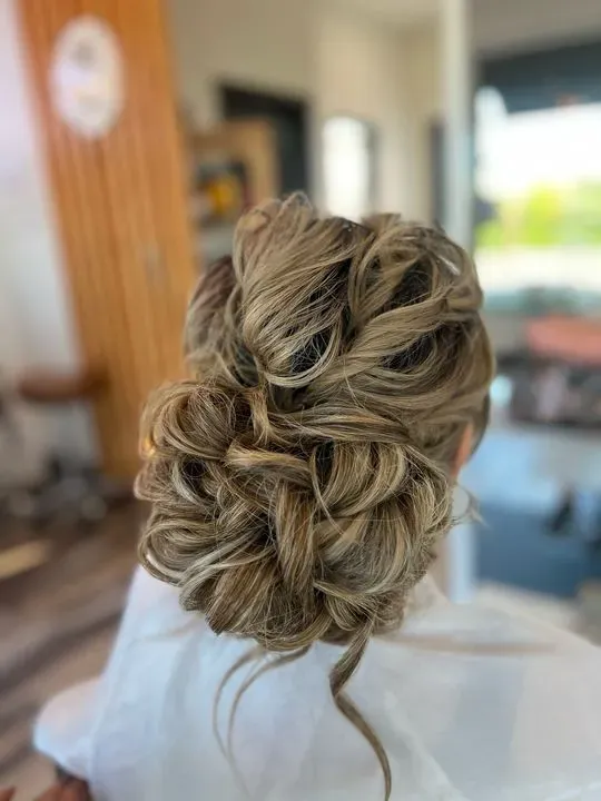 https://cdn.salonspotlight.com/photos/aGB07aG8cjloW6btJ4SM/a382385f-bf8d-4960-86db-578d87eec81d_720x720