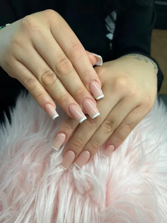 https://cdn.salonspotlight.com/photos/aHsRV4VJebINqMaeLBMU/0ba4fe28-7824-4a87-9174-f1f2970a7b96_720x720