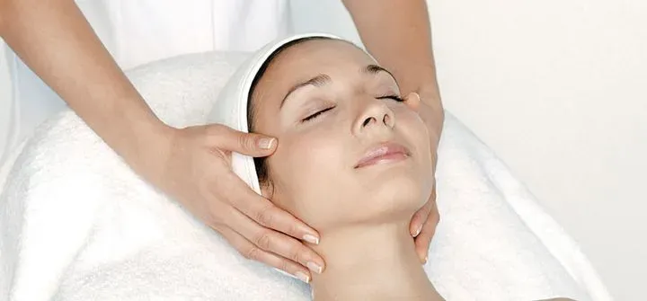 https://cdn.salonspotlight.com/photos/aHxylcUSmEeYNYTQvO8b/06878557-ccfd-44ff-8782-1a3d8bf3a590_720x720