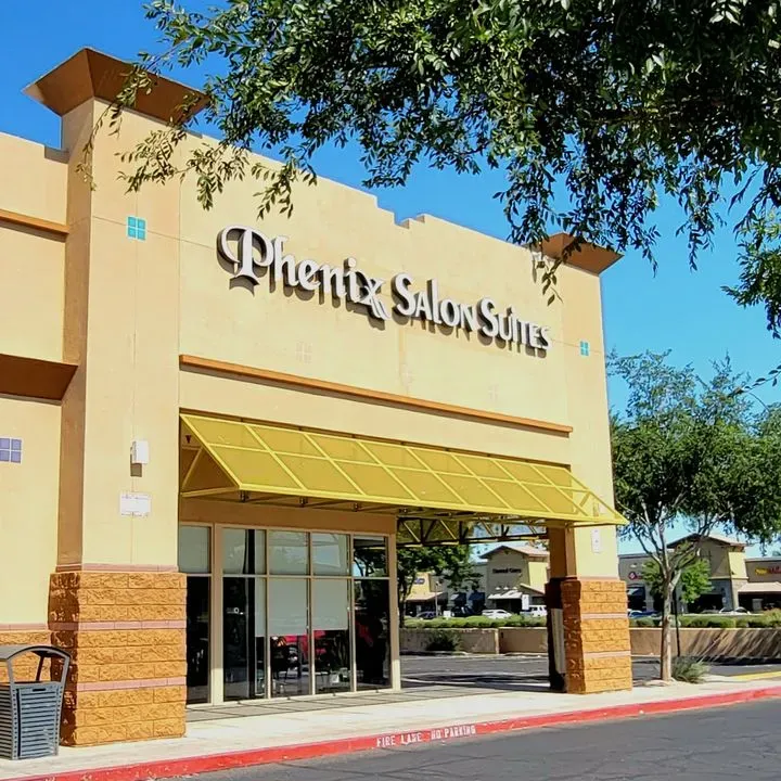 https://cdn.salonspotlight.com/photos/aIDR7ppNKS9HLSsmDMcA/71b535a7-f812-4434-aa53-7715b431a636_720x720