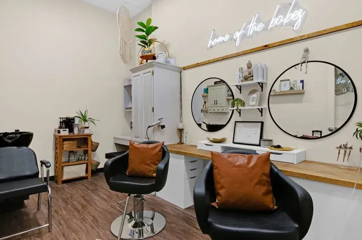 https://cdn.salonspotlight.com/photos/aIDR7ppNKS9HLSsmDMcA/aa6d32af-23e7-4b1a-a0b4-5aedc66ed52c_720x720