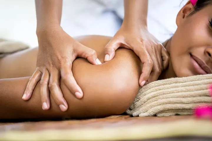 https://cdn.salonspotlight.com/photos/aJy4IlmR7jGMlYm9GwYp/a3a2a3bf-242c-4502-bb13-28bafc8a155b_720x720