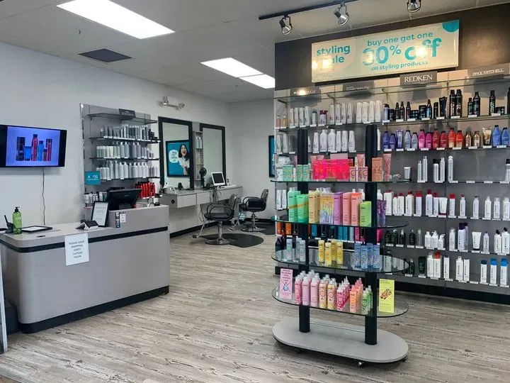 https://cdn.salonspotlight.com/photos/aK4S5AcF7UF3cUlOuKX4/b1051149-0aa8-4fe3-a0ed-2b901b20b787_720x720