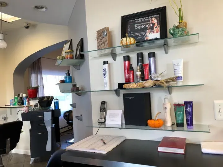 https://cdn.salonspotlight.com/photos/aM56HhEnP1IARInfVegP/03c276b3-94a9-4d4c-8058-ec771544d094_720x720