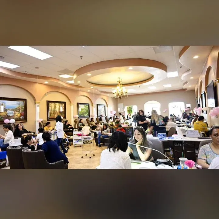 https://cdn.salonspotlight.com/photos/aN2eqk0qWVD8L85ebtkv/882d7944-3b35-4ed8-a8de-6f7db2cf2619_720x720