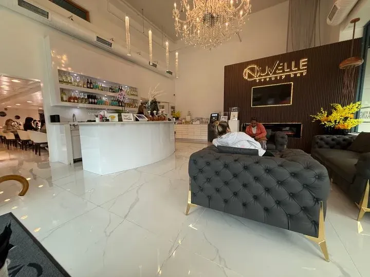 https://cdn.salonspotlight.com/photos/aNOUZJXaAl2QOig7GTZJ/6552c537-f94c-4db9-a9e4-b4808f369f42_720x720