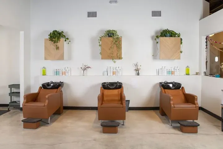 https://cdn.salonspotlight.com/photos/aPYhbYnEQSDlMZr7MPMG/792862dd-295e-43bc-8942-1ff2736f9801_720x720