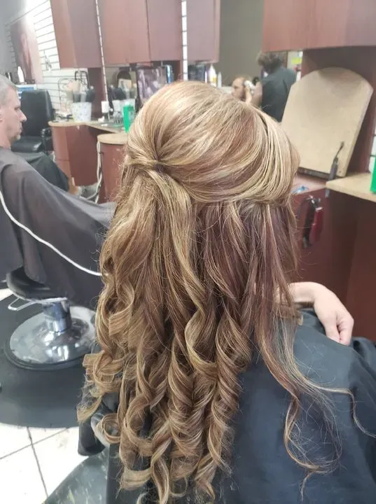 https://cdn.salonspotlight.com/photos/aQ29unYwXMbA3IlClcQj/3766042f-6b40-428a-99c0-469518bde5e1_720x720