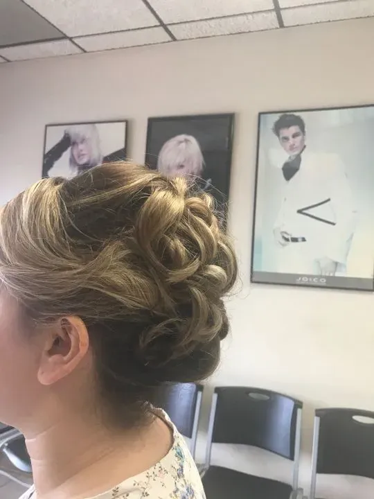 https://cdn.salonspotlight.com/photos/aQ29unYwXMbA3IlClcQj/4065dd3c-9c3b-46be-aba1-fa4d0c4076c9_720x720
