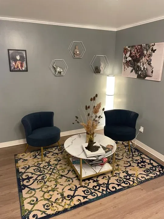 https://cdn.salonspotlight.com/photos/aSvvXvvlAs5I5FwHFWZk/4cfb764c-9108-431a-a8f9-4c4335df81b3_720x720