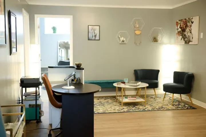 https://cdn.salonspotlight.com/photos/aSvvXvvlAs5I5FwHFWZk/56cd83ba-3a07-4d37-abe7-0b55df9a536a_720x720