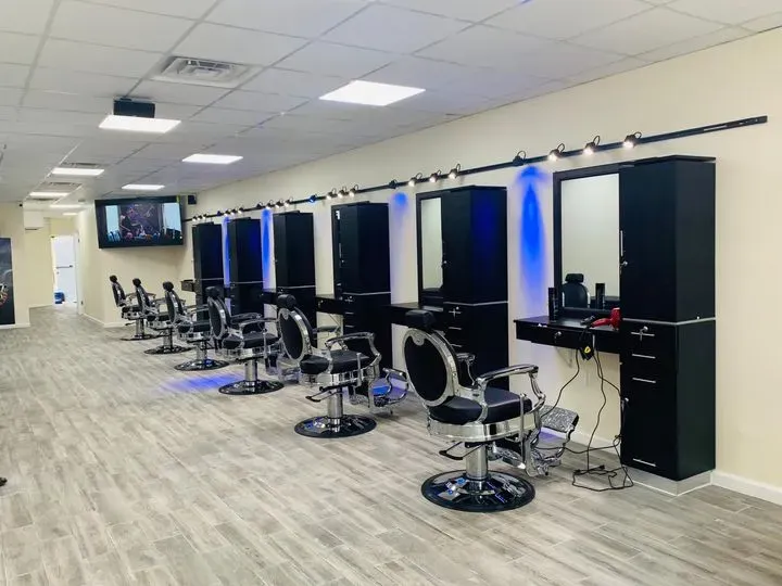 https://cdn.salonspotlight.com/photos/aTNa0WaT9avxHaCEaMsH/b33a0714-a54a-4523-87bd-ddc390307c9f_720x720
