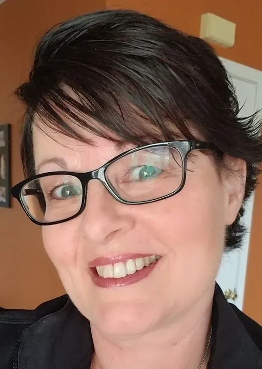 https://cdn.salonspotlight.com/photos/aUdUtsaEoMa88CWmJjQh/9e92e939-3d1a-45b3-a5de-6a3d304dd29d_720x720