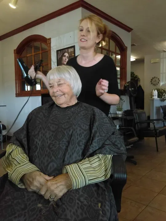 https://cdn.salonspotlight.com/photos/aUdUtsaEoMa88CWmJjQh/db0d41d5-c599-4a92-ba14-891442cf369d_720x720