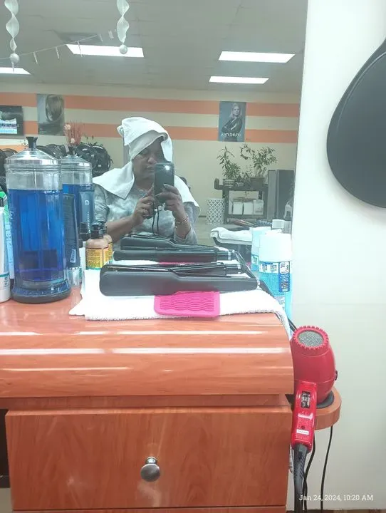 https://cdn.salonspotlight.com/photos/aUigBe6rQdsyu6nq7HRd/a9fda013-3727-4ea9-96f9-aa38c44b0ed0_720x720