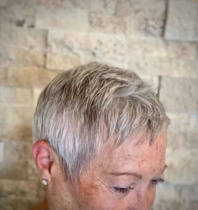 https://cdn.salonspotlight.com/photos/aVT4M0ZmwdXqpyqdbNTB/bed5c2aa-0542-4326-a94e-afd9273b39fd_720x720
