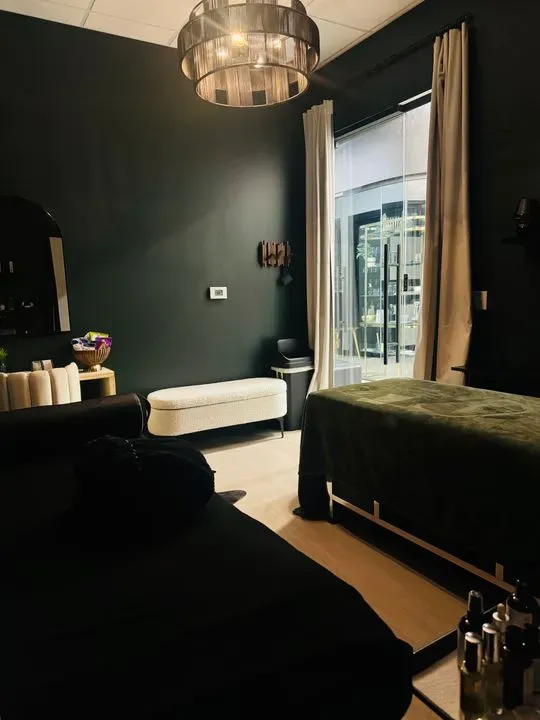https://cdn.salonspotlight.com/photos/aVtGe2LcJa3yftuzHxYp/73baa0bd-defe-4fe0-bb40-db62551e00d0_720x720