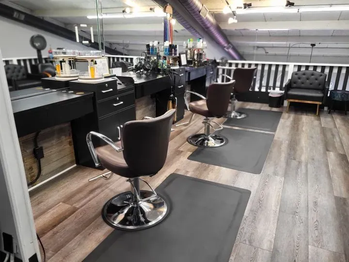 https://cdn.salonspotlight.com/photos/aYOUq6bWfxR62LyghIQY/7db3b217-4f57-446f-9f41-b1331062d3e5_720x720