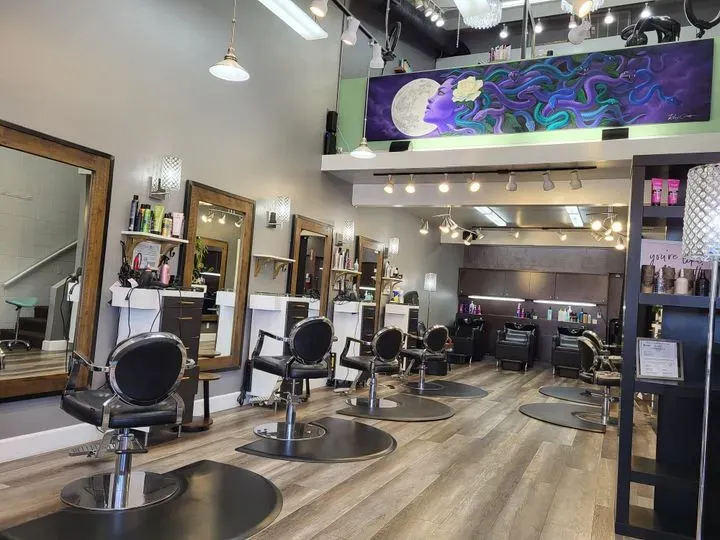https://cdn.salonspotlight.com/photos/aYOUq6bWfxR62LyghIQY/a28edac4-8d83-4ecc-8ec8-a7e8cd25bf3b_720x720