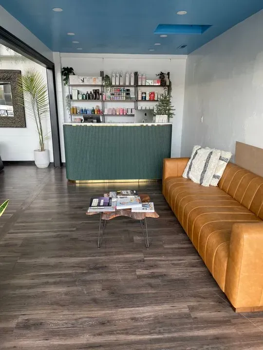 https://cdn.salonspotlight.com/photos/aYaTYGirRcQas1cs2Zrm/a64b1b46-f1b4-42d5-a935-3f79f226c7a7_720x720