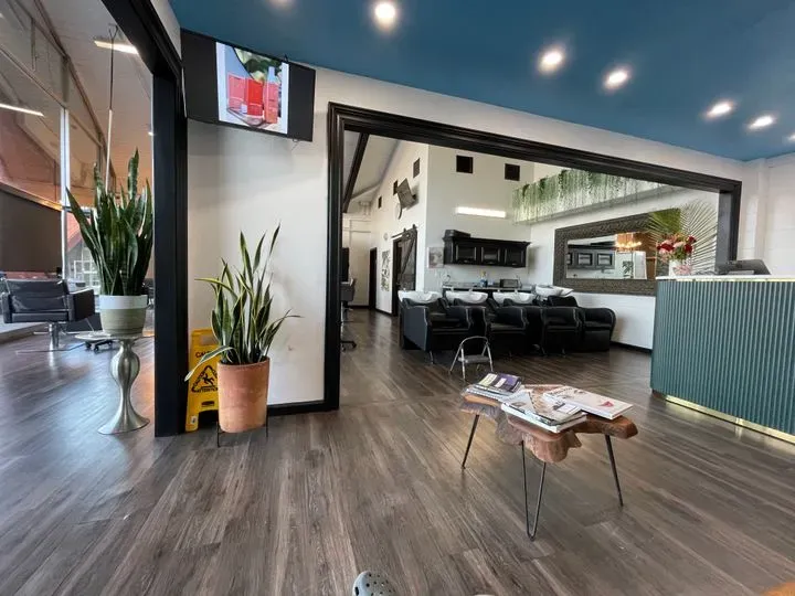 https://cdn.salonspotlight.com/photos/aYaTYGirRcQas1cs2Zrm/d9075802-0bbb-4035-bd9b-706fe3dacba9_720x720