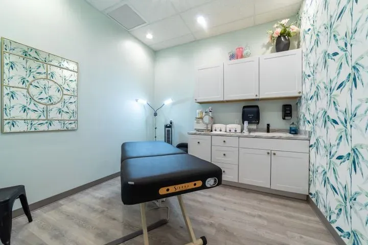 https://cdn.salonspotlight.com/photos/aZQwnqmCDBS8H624jwZF/bebe26d8-bf0d-4527-94d3-990881cf4f1b_720x720