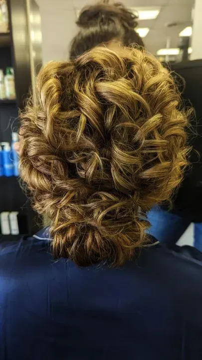 https://cdn.salonspotlight.com/photos/abThWkjDkhjDcvnL5baE/1f9ec434-ea38-4a79-b052-03c69422bf89_720x720