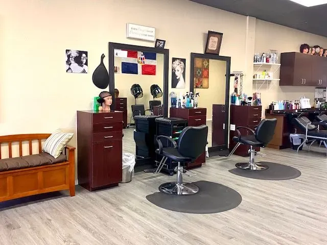 https://cdn.salonspotlight.com/photos/absoywbthQKcozQkQc8d/0fc146ab-837a-49af-aa2f-bfb0a12df91c_720x720